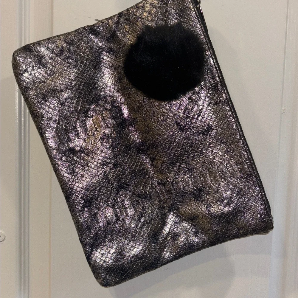 BLACK SILVER METALLIC FAUX SNAKESKIN DESIGN CLUTCH SOFT PLEATHER LIKE MATERIAL